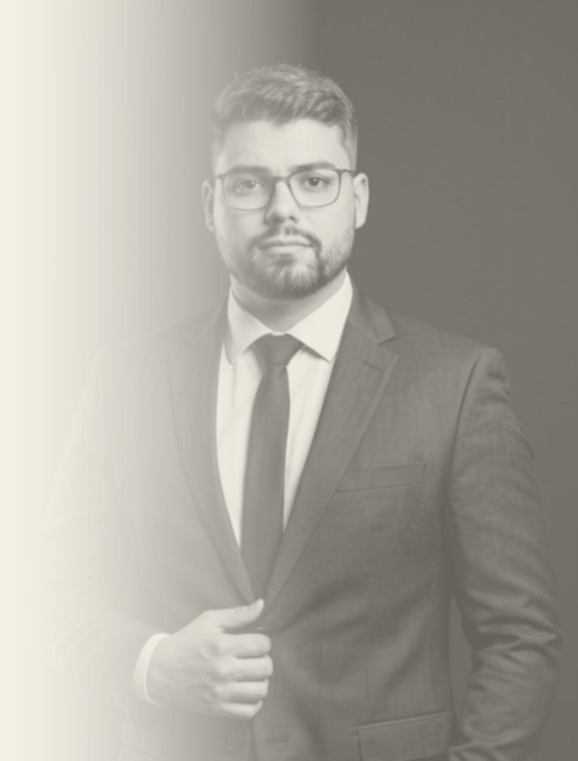 Dr. Henrique Hoffmann, de terno escuro e gravata, em retrato profissional