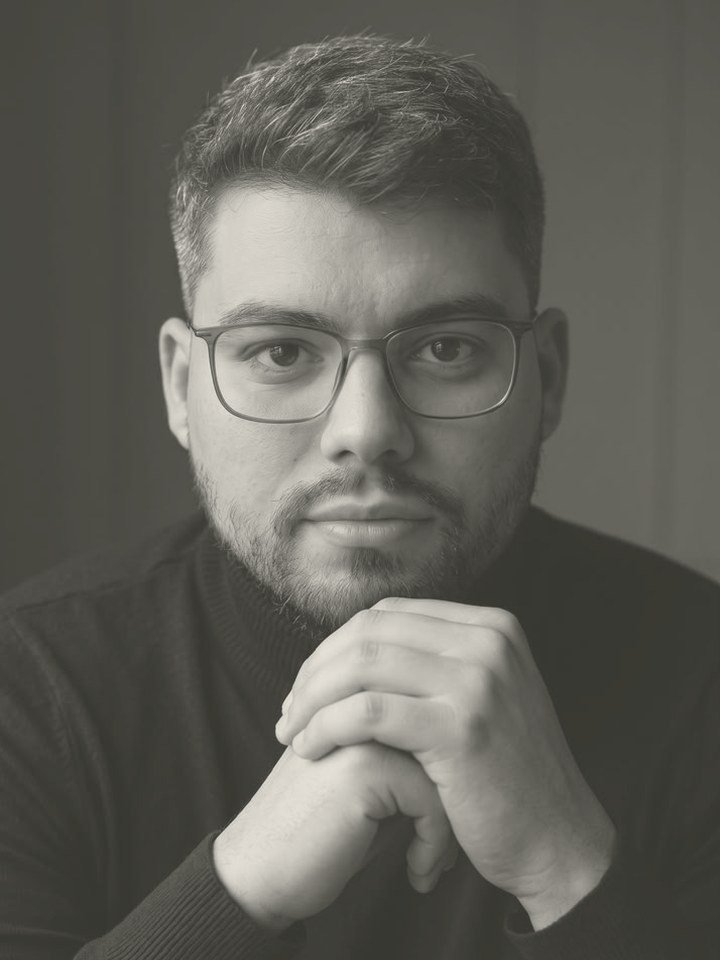 Retrato de Henrique Hoffmann, com as mãos unidas sob o queixo